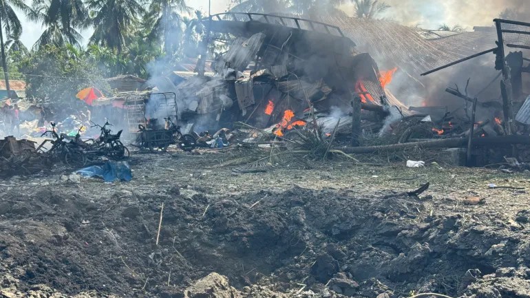 রাখাইনে বাজারে মিয়ানমার সেনাবাহিনীর বিমান হামলা, নিহত ৩৩