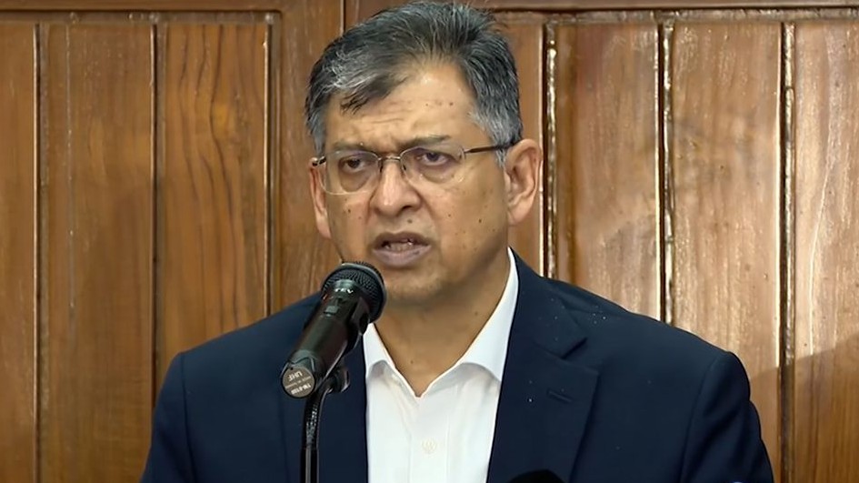 সব পক্ষের সঙ্গে আলোচনা করেই সংবিধান সংশোধন হবে: স্বরাষ্ট্রমন্ত্রী