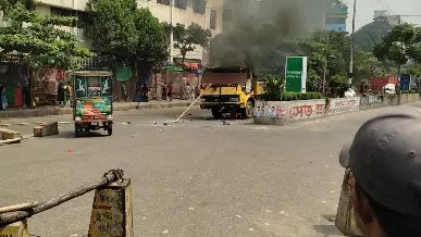 মিরপুর-১০ এ উচ্ছেদ অভিযানে হামলা, গাড়িতে আগুন