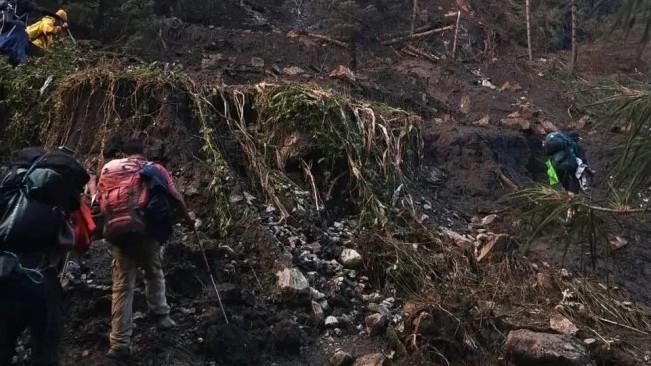 নেপালে নতুন করে ভূমিধস, হেলিকপ্টারে উদ্ধার শতাধিক পর্যটক
