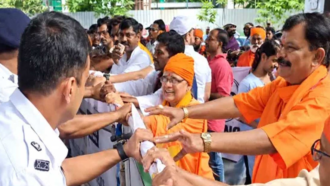 চিন্ময় দাসের মুক্তির দাবিতে কলকাতায় বাংলাদেশ উপহাইকমিশন ঘেরাও