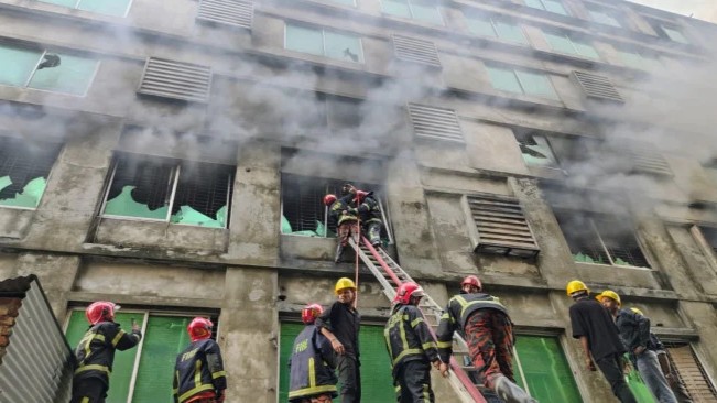 গাজীপুরে গার্মেন্টসে আগুন, ছাদে আটকা ৬৯ শ্রমিক উদ্ধার