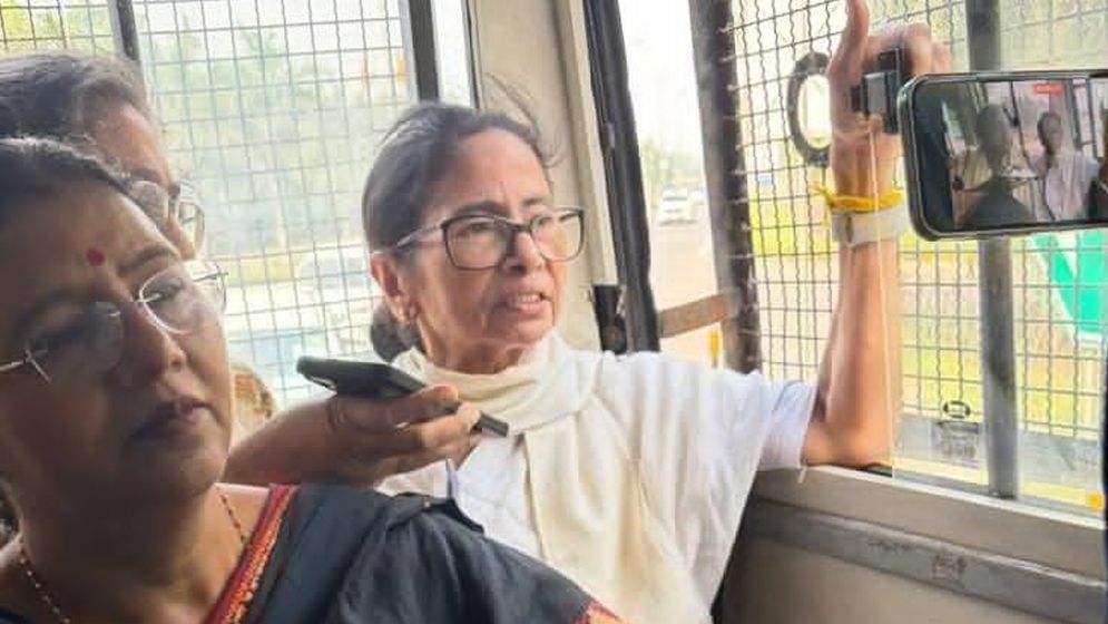 দিল্লিতে ধর্না থেকে মমতা ব্যানার্জিকে আটক করল পুলিশ