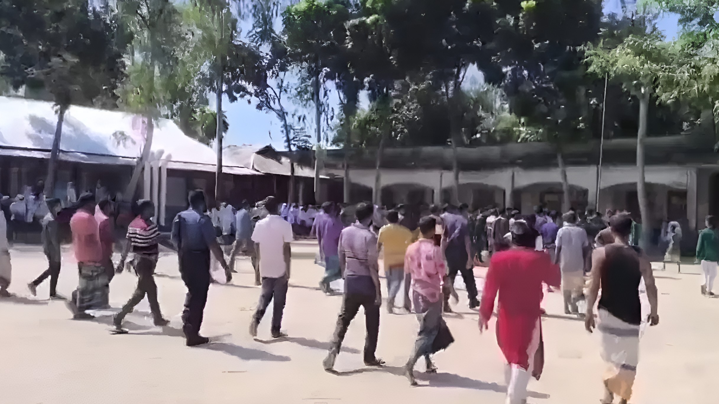 লালমনিরহাটে প্রধান শিক্ষককে পুনর্বহাল ঘিরে সংঘর্ষ আহত ১৪