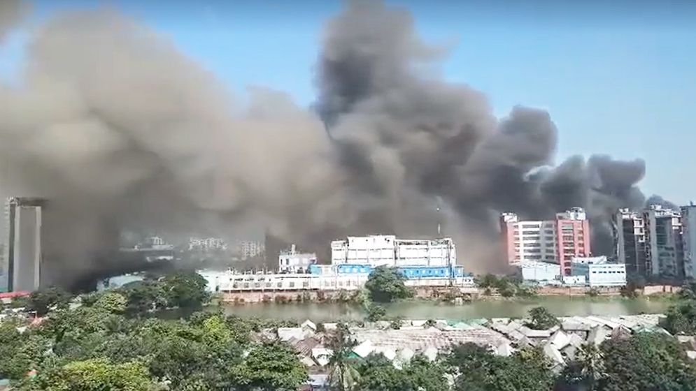 টঙ্গীতে ওষুধ কারখানায় আগুন নিয়ন্ত্রণে ফায়ার সার্ভিসের ৮ ইউনিট