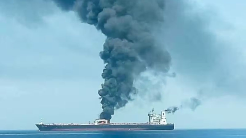 হরমুজ প্রণালিতে মাইনের আঘাতে দুই তেলবাহী ট্যাংকারে আগুন