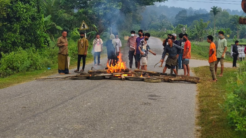 সাজেকে সংঘর্ষের জের, দুই জেলায় সড়ক-নৌপথ অবরোধ
