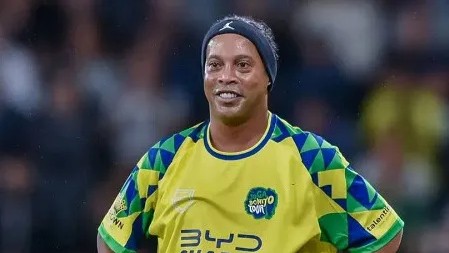 অবসর ভেঙে আবারও মাঠে নামছেন রোনালদিনহো!