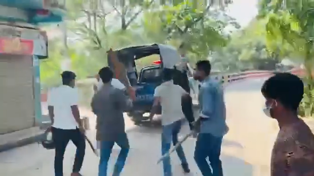 গোপালগঞ্জে ‘জয় বাংলা’ স্লোগান দিয়ে পুলিশের ওপর হামলা, গাড়ি ভাঙচুর