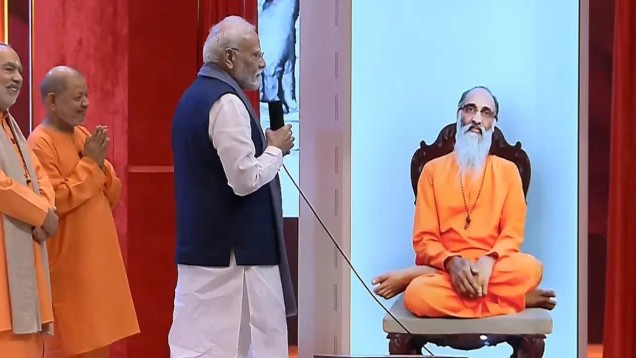 ৩৩ বছর আগে প্রয়াত চিন্ময়ানন্দের এআই অ্যাভাটারের কাছে আশীর্বাদ চাইলেন মোদি