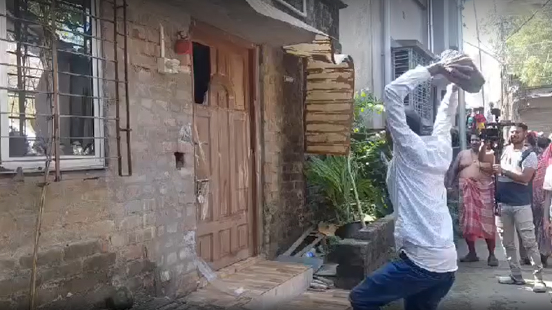 কলকাতায় প্রেমের সম্পর্ক ঘিরে যুবক ও বাবাকে নগ্ন করে হাঁটানোর অভিযোগ