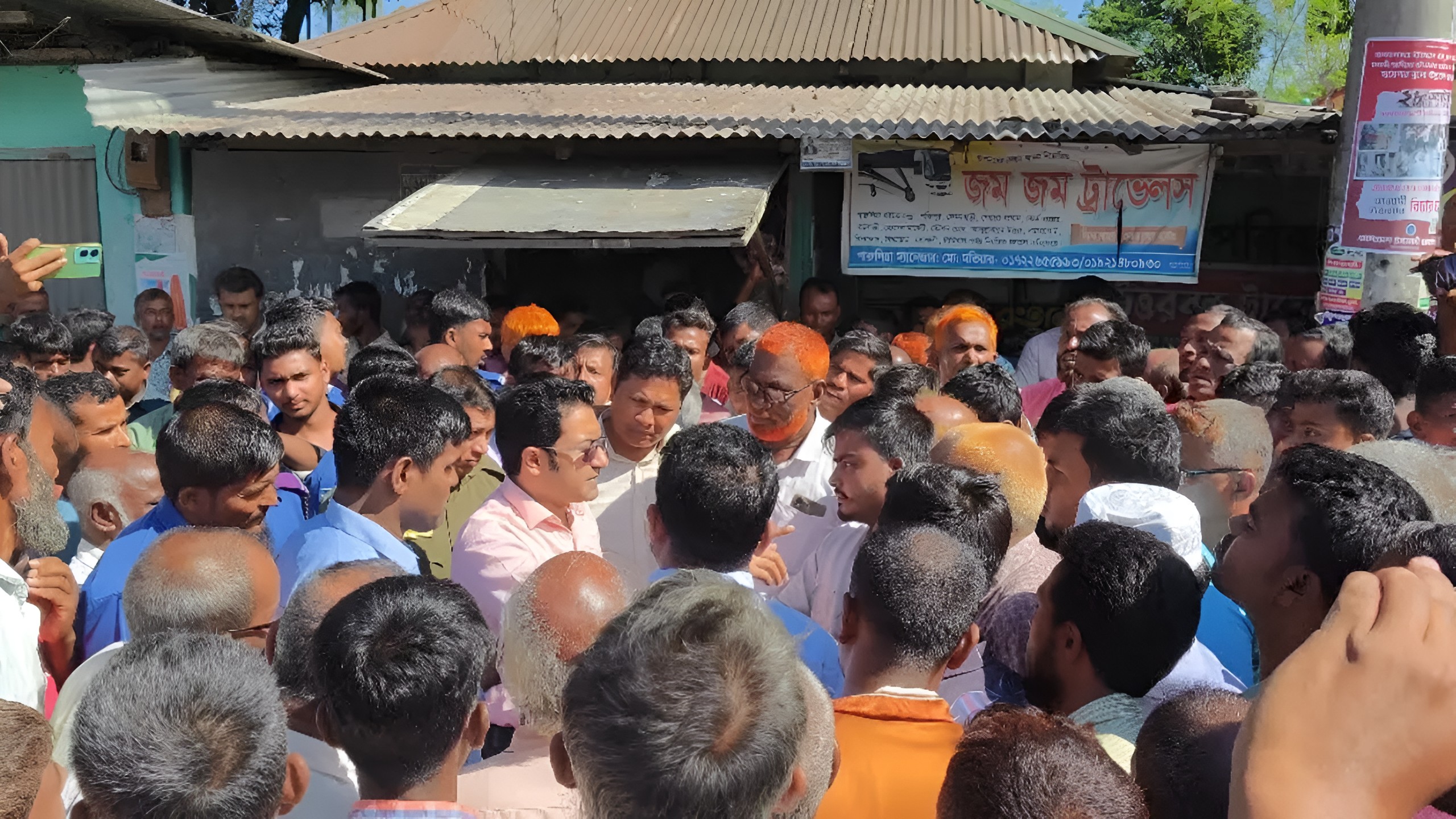 সার না পেয়ে লালমনিরহাটে কৃষকদের মহাসড়ক অবরোধ