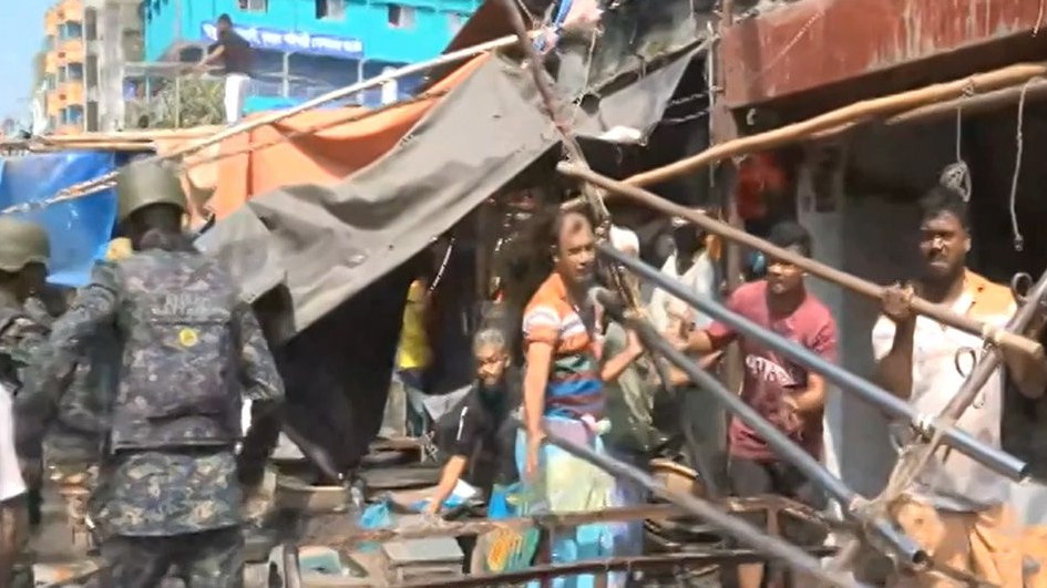 মিরপুরে অবৈধ স্থাপনা উচ্ছেদে ডিএনসিসির অভিযান