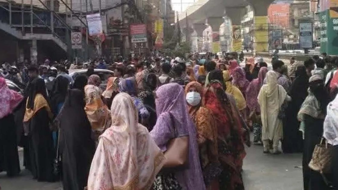 মিরপুর ১০-এ ৩০ হাজার টাকা বেতনের দাবিতে শ্রমিকদের সড়ক অবরোধ